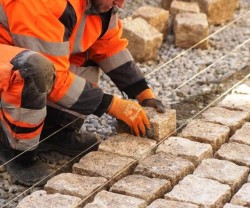 Работа для строителей по брусчатке. 11 Евро в час. В Германии