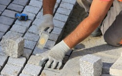 Работа для мужчин на укладке газонов и брусчатки. Оплата до 17 Euro